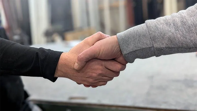 Håndtryk med ny forhandler af Bygshops aluminiumløsninger