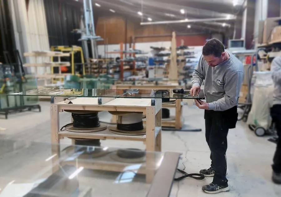 Claus samler en rammeløs skydedør i produktionen